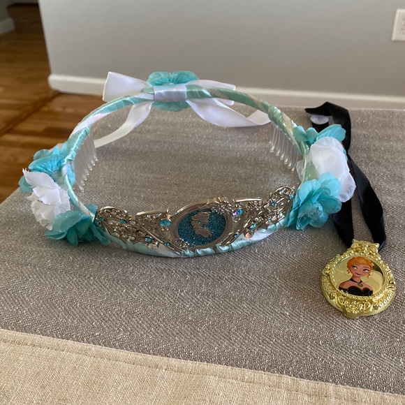 Disney Store Frozen - Elsa crown and Anna necklace (#2) - Picture 1 of 13